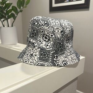 Trina‎ Turk Stylish Black and White Bucket Hat One Size EUC